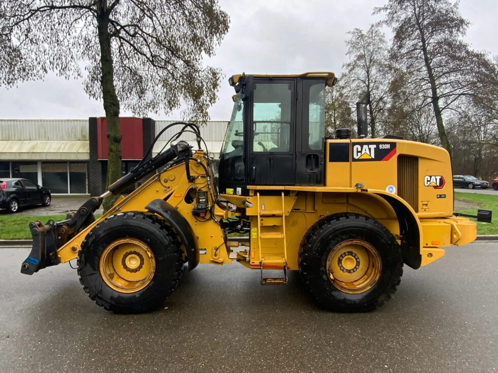 2011 Caterpillar 930H - Image 2