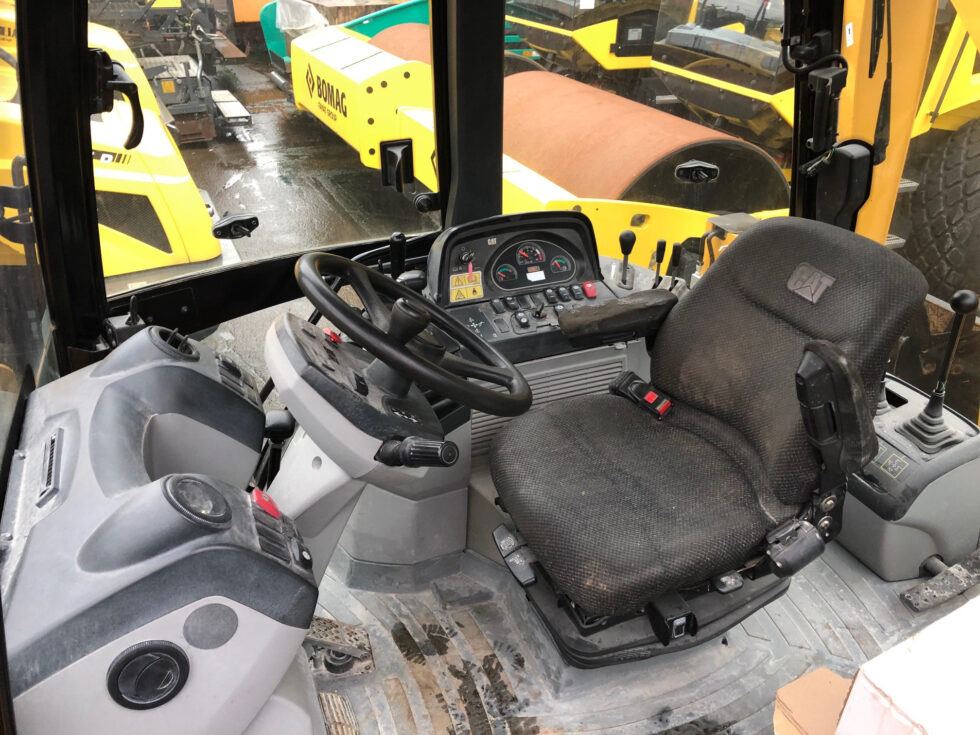 2014 Caterpillar 422F - Image 3