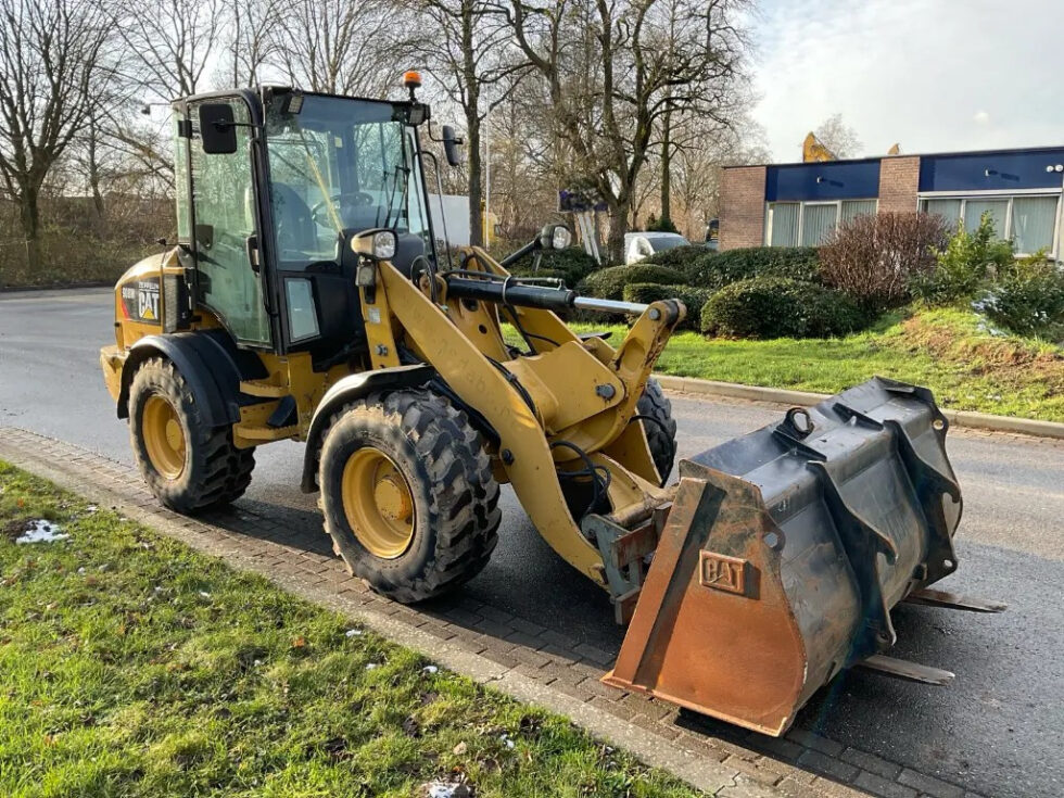 2015 CAT 908M